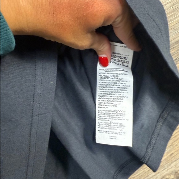 Under Armour Men's Heatgear Tee in Black with Red Logo - Picture 4 of 5